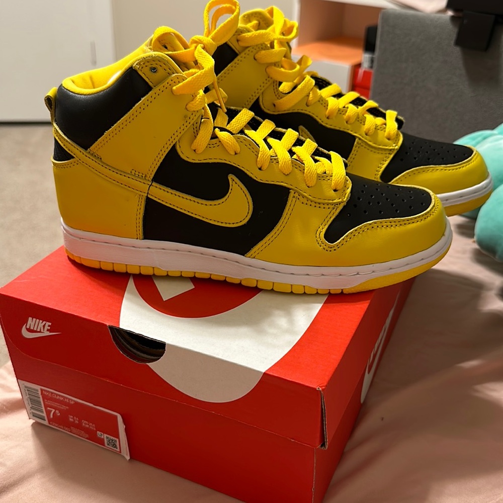 Nike dunk High Black and Yellow size 7.5